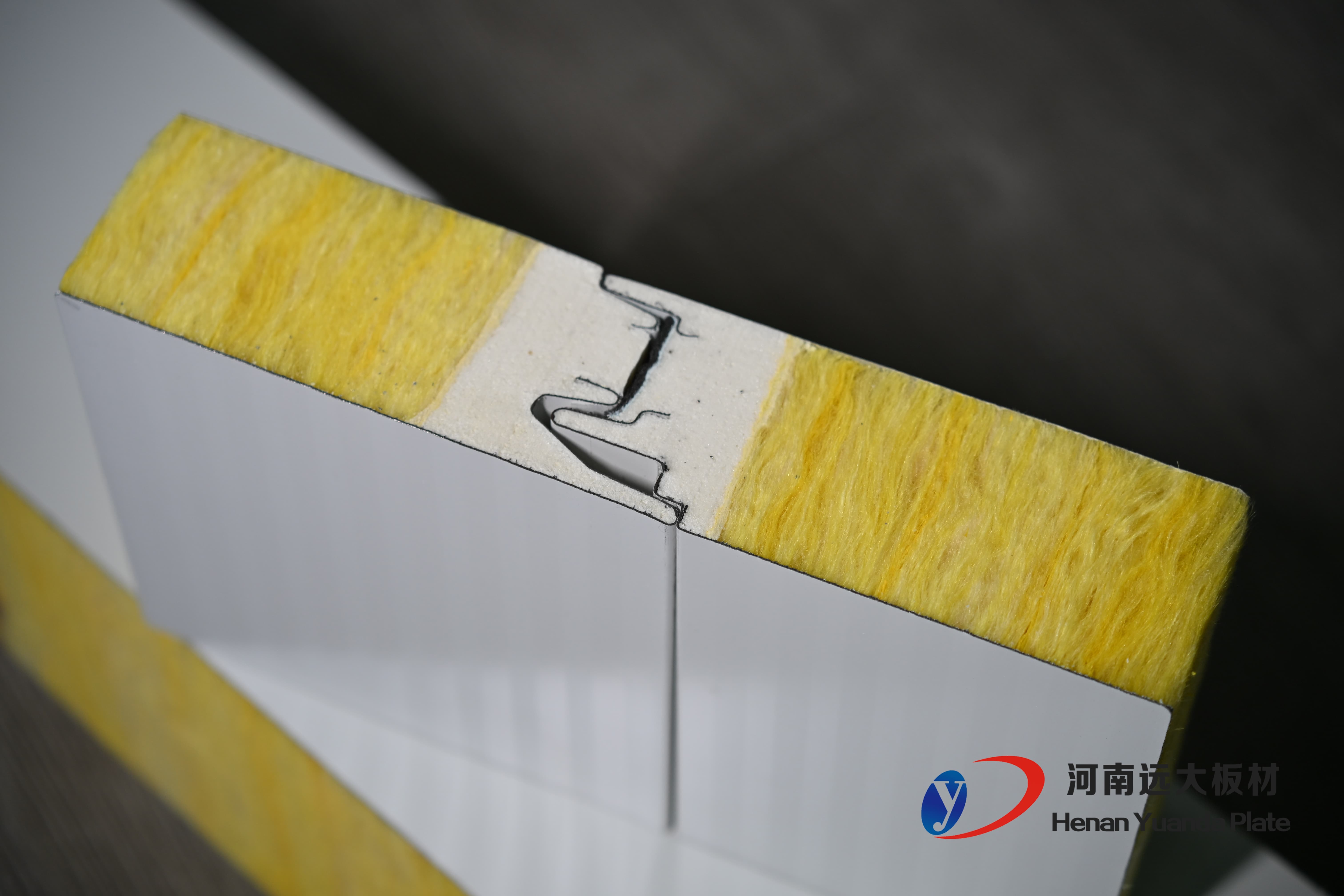 聚氨酯封邊玻璃絲棉夾芯板：遠大板材打造A級防火節(jié)能新標桿！